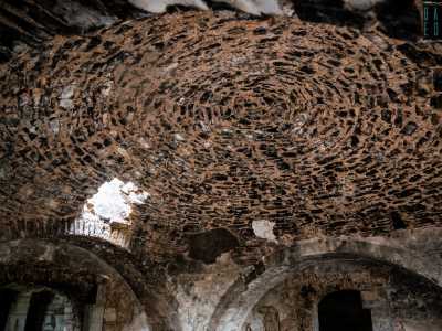 ...ricoperta da un particolare soffitto a volta su cui sono disegnati dei cerchi concentrici